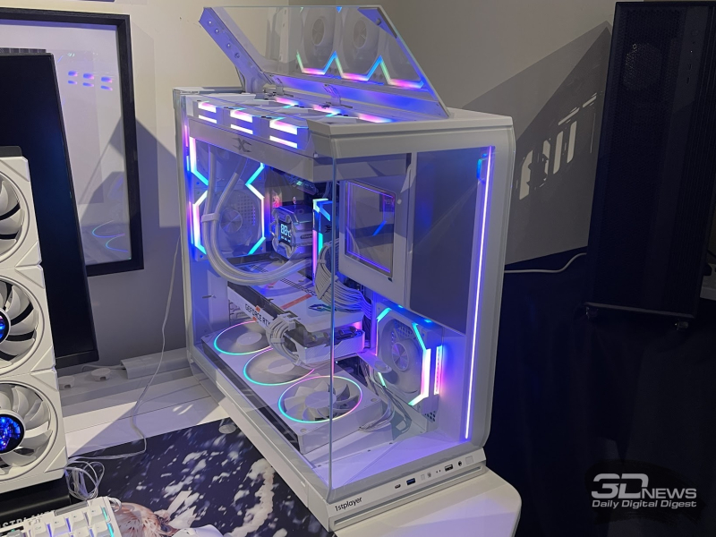 Computex 2026展会中1stPlayer展台报道：全景机箱、SJO、风扇屏幕以及小巧但强大的电源单元