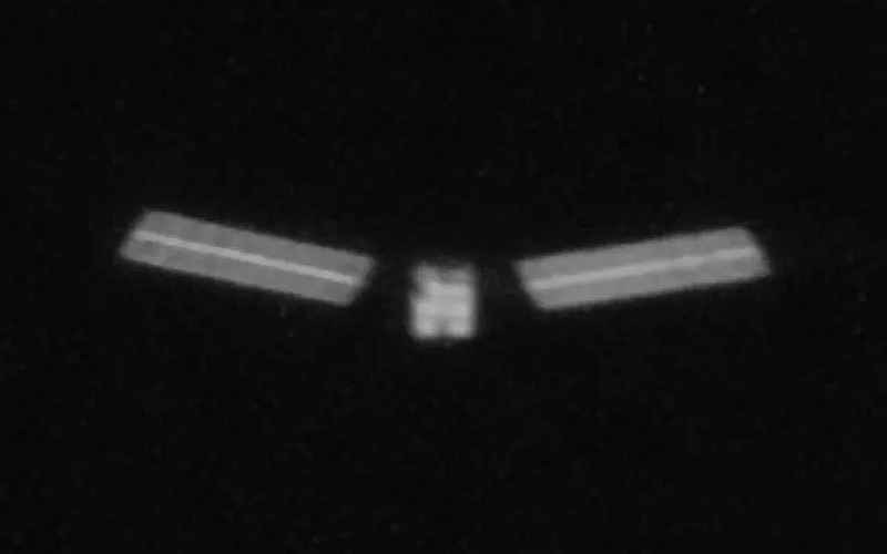 星链卫星在太空坠落，但其“肖像”在碰撞前保持未受损。