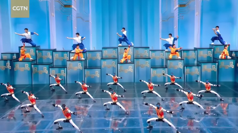 中国在春节主节目中展示了人形机器人，演示它们的功夫。