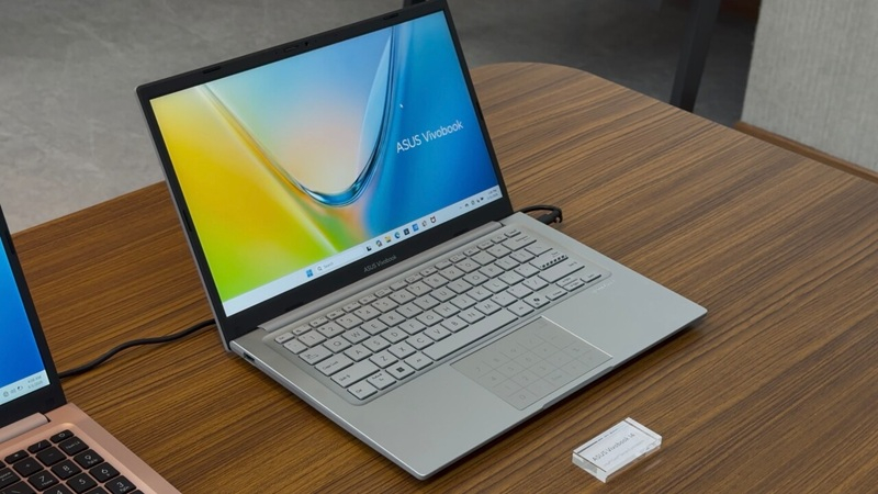 华硕推出了节能的Vivobook S14和S16，配备六核Core 7处理器，并声称其在与MacBook Neo的竞争中具有优势。