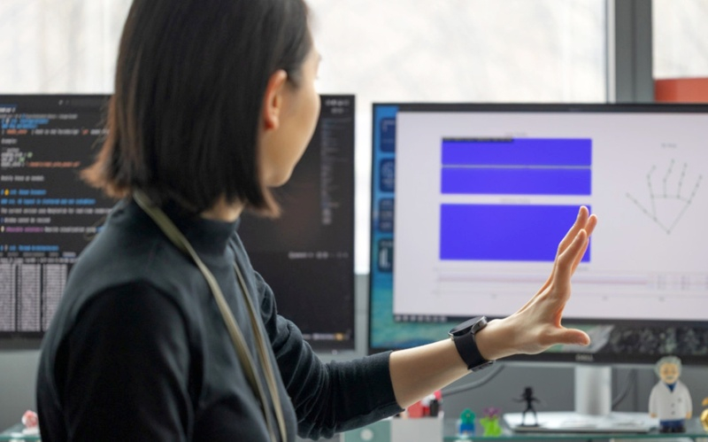 研究人员利用人工智能，将普通智能手表改造成精准测量手部运动的设备