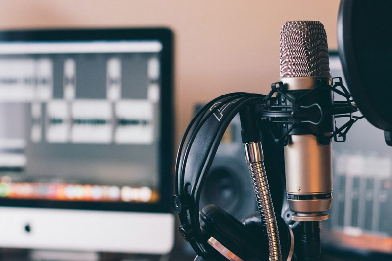 苹果在YouTube和Spotify上发布了新的“播客”，彻底重新构思它。
