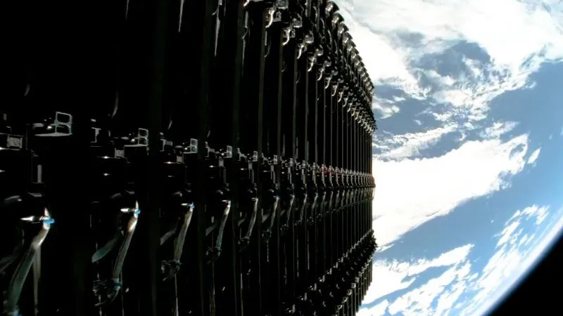 SpaceX指责Blue Origin制造TeraWave天线干扰，可能影响1000万Starlink用户。