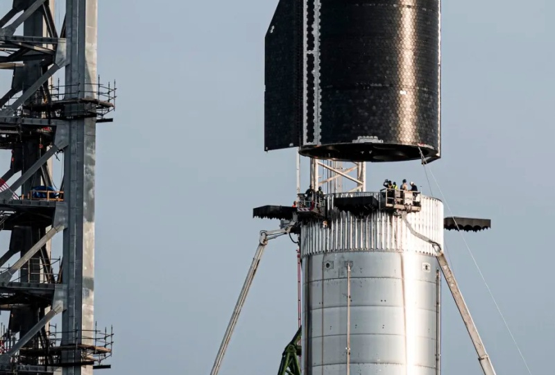 SpaceX公司一名员工在Starship发射前仅几天的施工现场去世，调查事故原因。