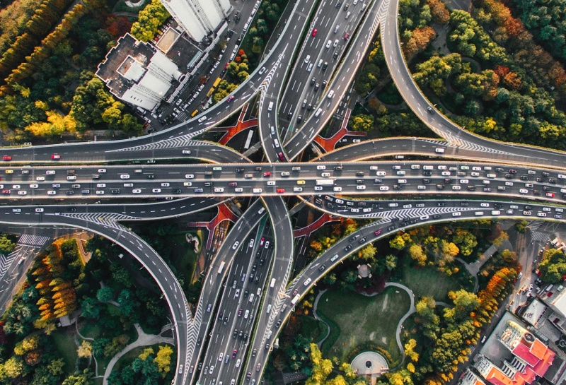 AI系统教汽车报告路面坑洞，然后将这些信息传递给道路维修部门