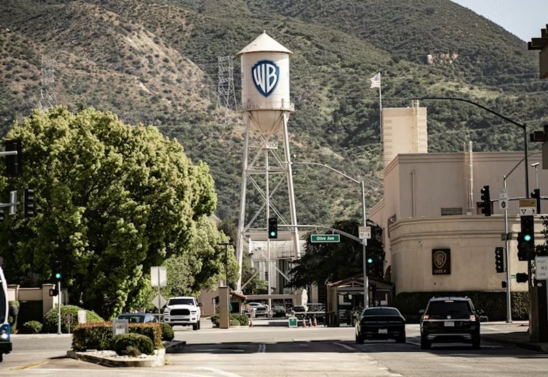 Paramount‑Skydance 与 Warner Bros Discovery 达成交易，购买价为110亿美元。