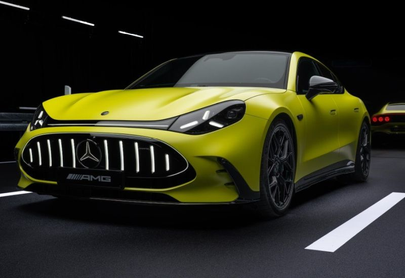 梅赛德斯-奔驰首度推出AMG GT——一款运动型电动双门轿跑，能在两秒内加速至每小时100公里。
