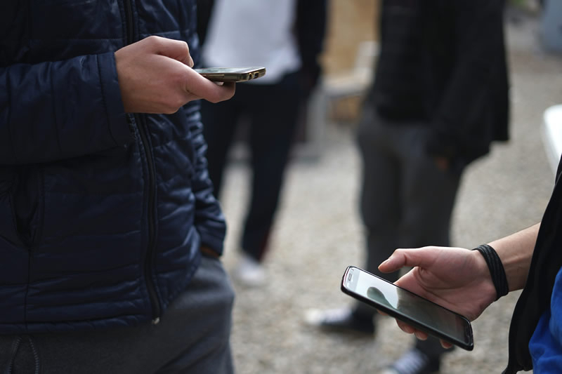 大多数年轻的澳大利亚人仍然继续使用社交网络，尽管有限制。