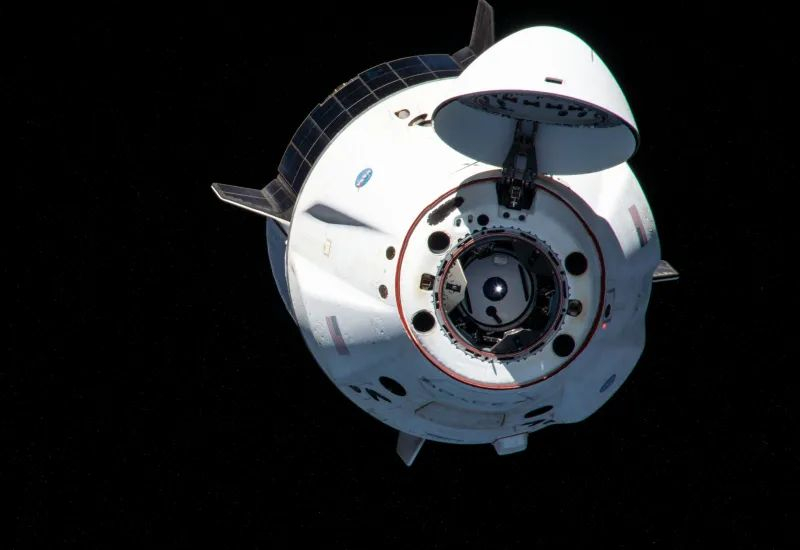 NASA首次允许宇航员携带智能手机进入太空，现在正准备从月球发射“轨道器”。