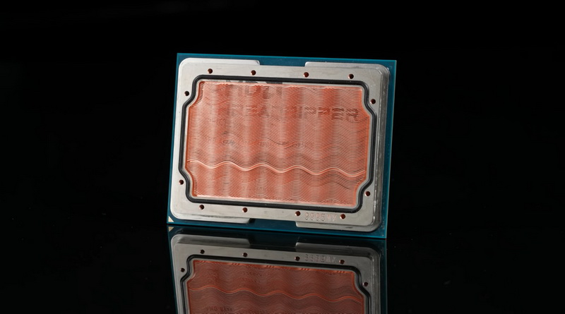 Threadripper Pro 9995WX 在无氮气条件下达到了5.3 GHz：更换了散热器盖为水冷块，接上了冷却机和140升水。