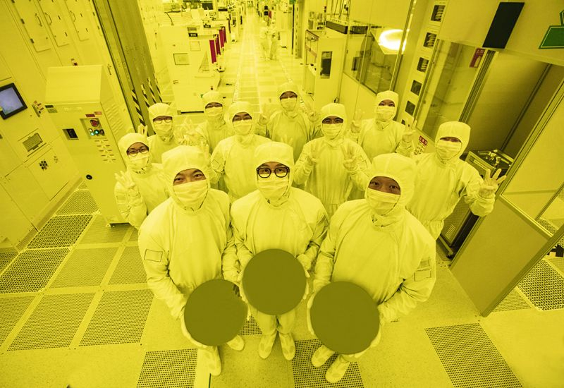 全球半导体市场将在今年就达到1万亿美元的规模，比原计划提前四年实现，这得益于人工智能的发展。
