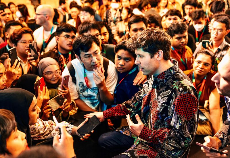 在美国，一名被指计划纵火烧毁OpenAI创始人山姆·奥特曼住宅的人已被逮捕。