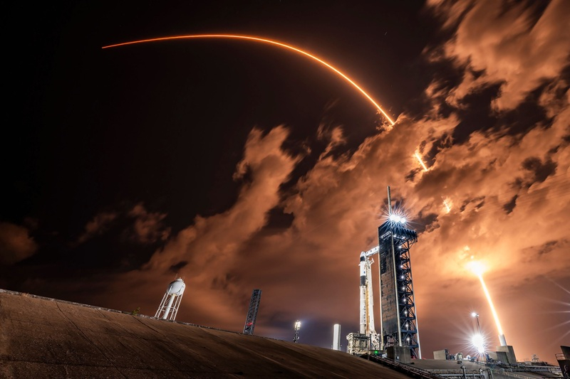 FCC监管机构批评亚马逊：先部署自己的卫星，然后再抱怨SpaceX。
