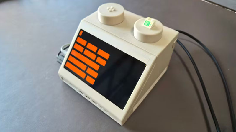 Mac mini 被隐藏在一块扩展的 LEGO 砖块中，外观像 1970 年代的终端。