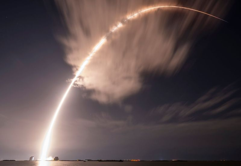 SpaceX 正在参与五角大楼的一个封闭招标，旨在开发用于语音控制无人机编队的人工智能。