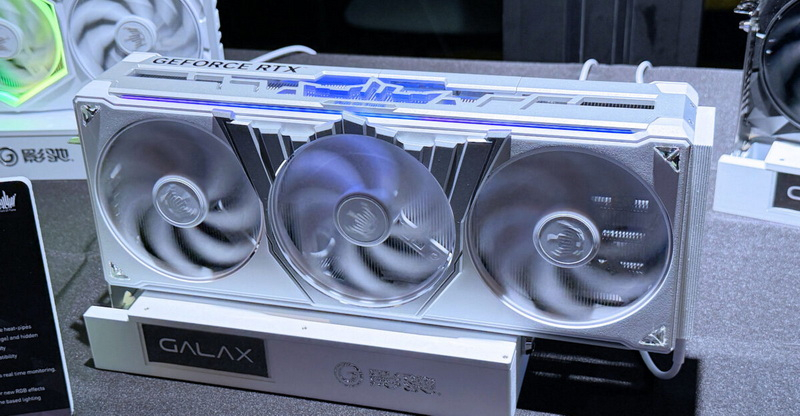 银河公司推出了GeForce RTX 6090 Hall of Fame概念，配备四个风扇和施华洛世奇水晶。