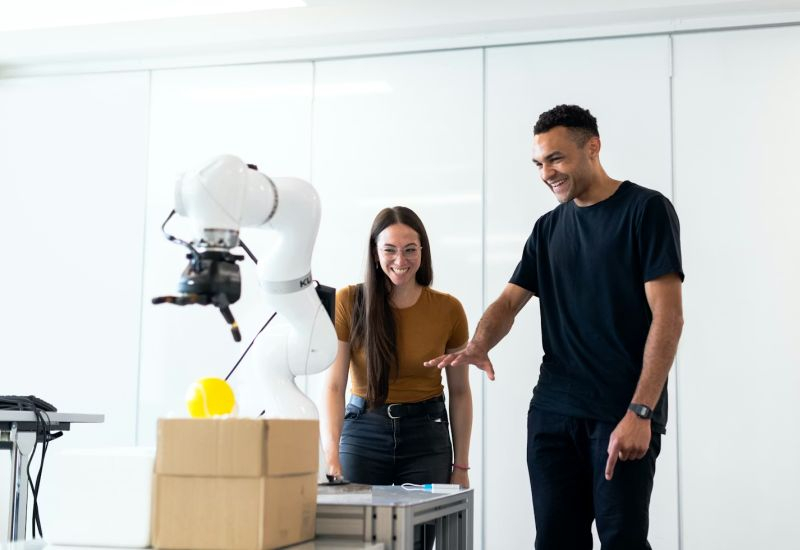 一半采用 AI 机器人替代员工的公司计划在 2025 年恢复人力资源。